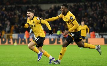 El defensor colombiano Yerson Mosquera realizó impresionante salvada en el triunfo del Wolverhampton ante Aston Villa por la Premier League