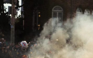 El drama que vivió un piloto de Fórmula 1: su auto se prendió fuego durante una exhibición