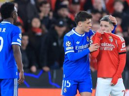 El gesto de Prestianni con sus compañeros del Benfica tras el escándalo por la denuncia de Vinícius