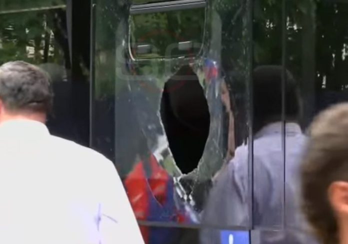 Hinchas de Gimnasia y Esgrima atacaron en patota a un simpatizante de Estudiantes en La Plata