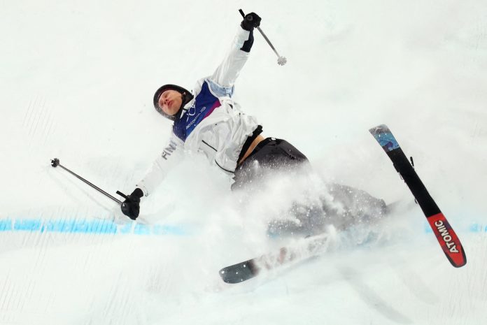 La escalofriante caída que sufrió un esquiador después de saltar una rampa de 40 metros en los Juegos Olímpicos de Invierno