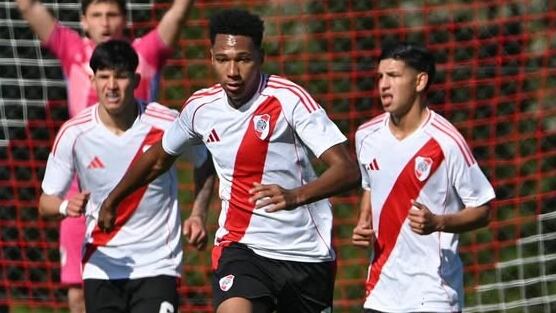 La historia del nigeriano Jonathan Spiff, autor de un golazo en la Reserva de River Plate