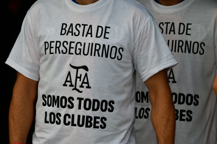 La reacción del público al ver las remeras en apoyo a la AFA con las que salieron los planteles de San Lorenzo e Instituto