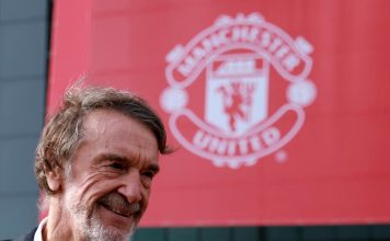 Las declaraciones del dueño del Manchester United sobre la inmigración en Reino Unido que lo obligaron a pedir disculpas