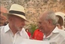 Lula da Silva se sacó una foto con un cartel de “Cristina libre” en Brasil y le envió un mensaje a la expresidenta: “Que no afloje”