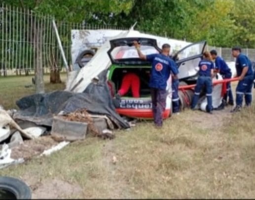 Se desmayó, chocó, tumbó un muro y perdió el casco: el video y revelaciones exclusivas del espeluznante accidente en el Turismo Pista