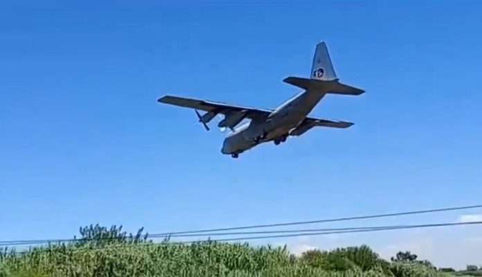 Sin un motor, así aterrizó el Hércules de la Fuerza Aérea que tuvo un problema mecánico y debió regresar a El Palomar