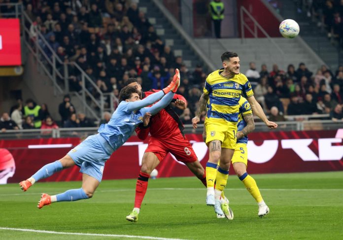 Sufrió un golpe del arquero, se desmayó y deberá ser operado: la impactante lesión que conmueve al fútbol italiano