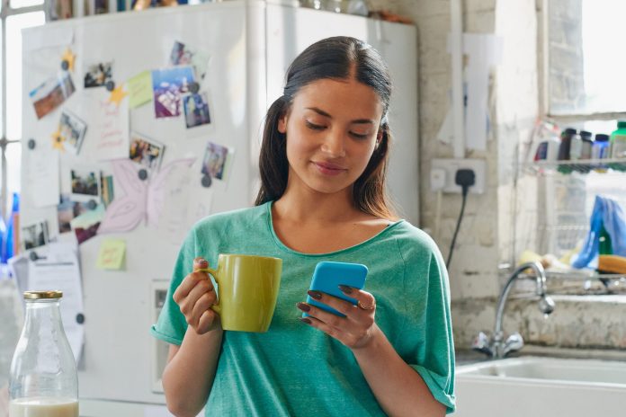 Crean un esmalte especial para poder usar pantallas táctiles con uñas largas