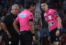 El blooper por una falla tecnológica que cometió el árbitro en el último minuto del clásico entre Peñarol y Nacional