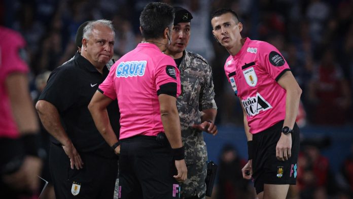 El blooper por una falla tecnológica que cometió el árbitro en el último minuto del clásico entre Peñarol y Nacional