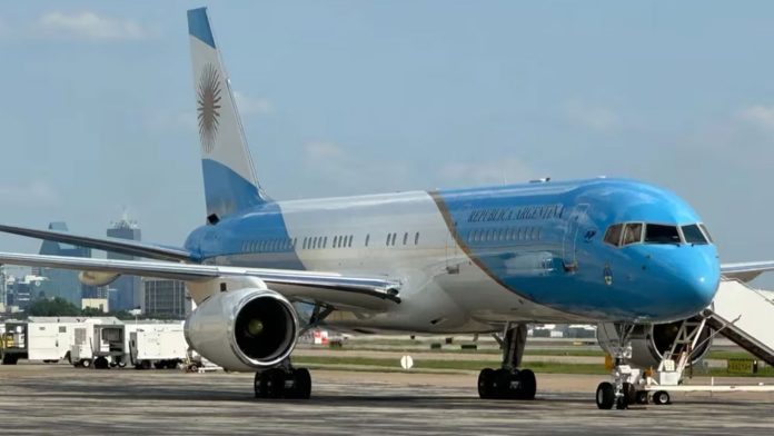 El Gobierno volvió a modificar el régimen de viajes oficiales al exterior y ajustó algunos requisitos