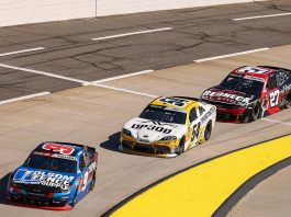 El impactante choque en cadena por el error de un piloto que involucró a 20 automóviles en el NASCAR: “Lo siento”