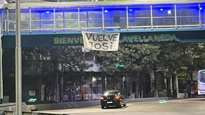 El líder de la barra de Racing no podrá ingresar a los estadios y aparecieron banderas que preanuncian una guerra interna