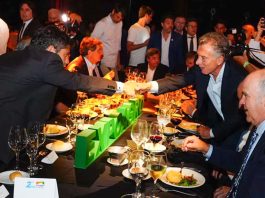 El saludo entre Mauricio Macri y Axel Kicillof: compartieron la mesa principal en Expoagro