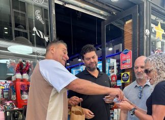 El Turco García volvió a las recorridas en CABA y repartió preservativos para concientizar sobre enfermedades de transmisión sexual