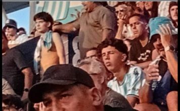 El video de la salvaje agresión de la barra de Racing a un miembro del sector disidente en medio de la platea: “Vinieron a matarme”