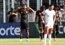 Escándalo en Brasil con Memphis Depay tras usar el celular en el banco de suplentes en pleno partido: la sanción que le darían