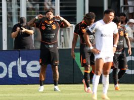 Escándalo en Brasil con Memphis Depay tras usar el celular en el banco de suplentes en pleno partido: la sanción que le darían