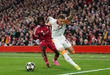 “La punta de mi pulgar quedó colgando”: el estremecedor relato del futbolista que se lastimó con un cartel en un partido de Champions