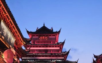 Los divertidos videos de Franco Colapinto en China: del “Messi, Dios” a la canción que quiso aprender