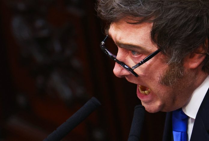 Milei subió al ring a sus rivales: acusó una conspiración interna y atacó al kirchnerismo y a los empresarios