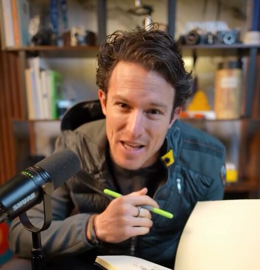 Patricio Ochoa, experto en longevidad: “Usar auriculares bluetooth es como ponerte un microondas, pero menos dramático”