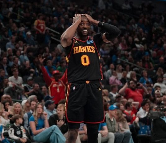 Quiso hacer una asistencia y metió un increíble triple de aro a aro sobre la chicharra en la NBA