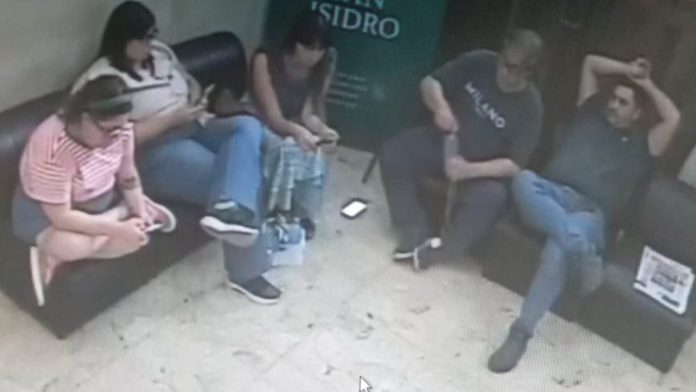 Un grupo de funcionarios peronistas ocupó por varias horas la antesala del despacho del intendente de San Isidro