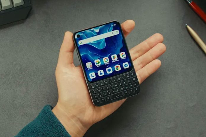 Vuelven los celulares con teclado: los tres nuevos modelos de teléfonos que harán renacer un estilo