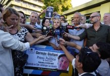 A 11 meses de su detención, la esposa de Germán Giuliani exige su liberación tras el motín que dejó cinco muertos en Venezuela