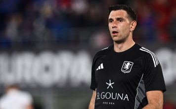 Alarma en la selección argentina: Dibu Martínez mostró gestos de dolor en la entrada en calor y no atajó para el Aston Villa