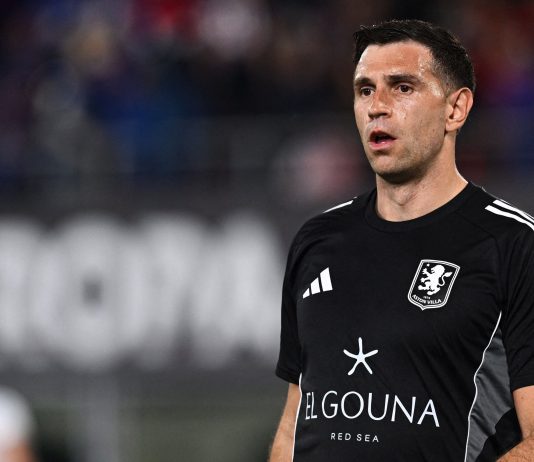 Alarma en la selección argentina: Dibu Martínez mostró gestos de dolor en la entrada en calor y no atajó para el Aston Villa