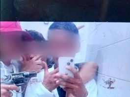 Amenazas escolares: allanaron la casa de un alumno que se sacó fotos con un arma en el baño de un colegio de Balvanera