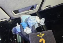 Atraparon a dos jóvenes que ocultaban 150 dosis de droga y una balanza en el techo de su auto