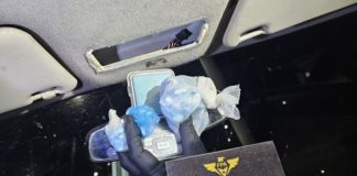 Atraparon a dos jóvenes que ocultaban 150 dosis de droga y una balanza en el techo de su auto