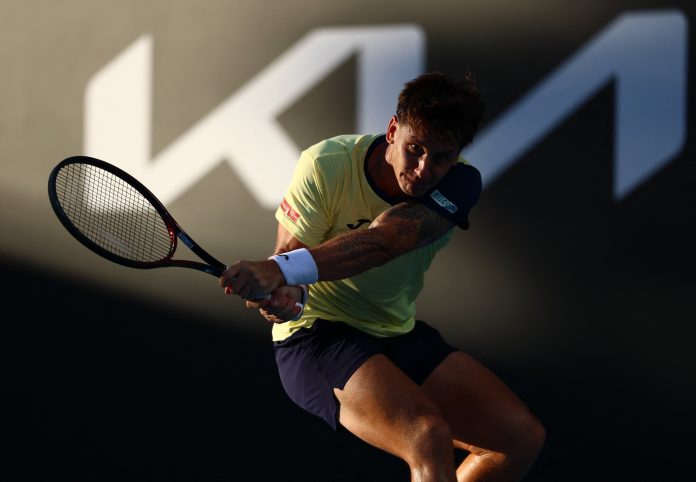 Camilo Ugo Carabelli logró el mejor triunfo de su carrera: barrió a Karen Khachanov y avanzó en el ATP de Barcelona