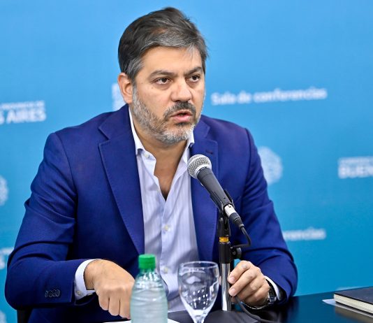 Carlos Bianco volverá mañana al país luego de su operación en Barcelona