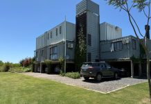 Construyeron una casa con once containers en el campo y con vista al río: “Es como un Tetris, se puede seguir ampliando”