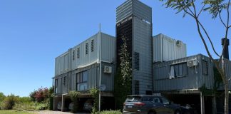 Construyeron una casa con once containers en el campo y con vista al río: “Es como un Tetris, se puede seguir ampliando”