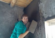 De Berazategui a Traslasierra: construyó una casa de adobe y paja con sus propias manos en el monte donde hoy vive con su hijo