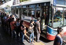 Demoras y largas filas en las paradas de colectivos por la reducción de frecuencias para el AMBA