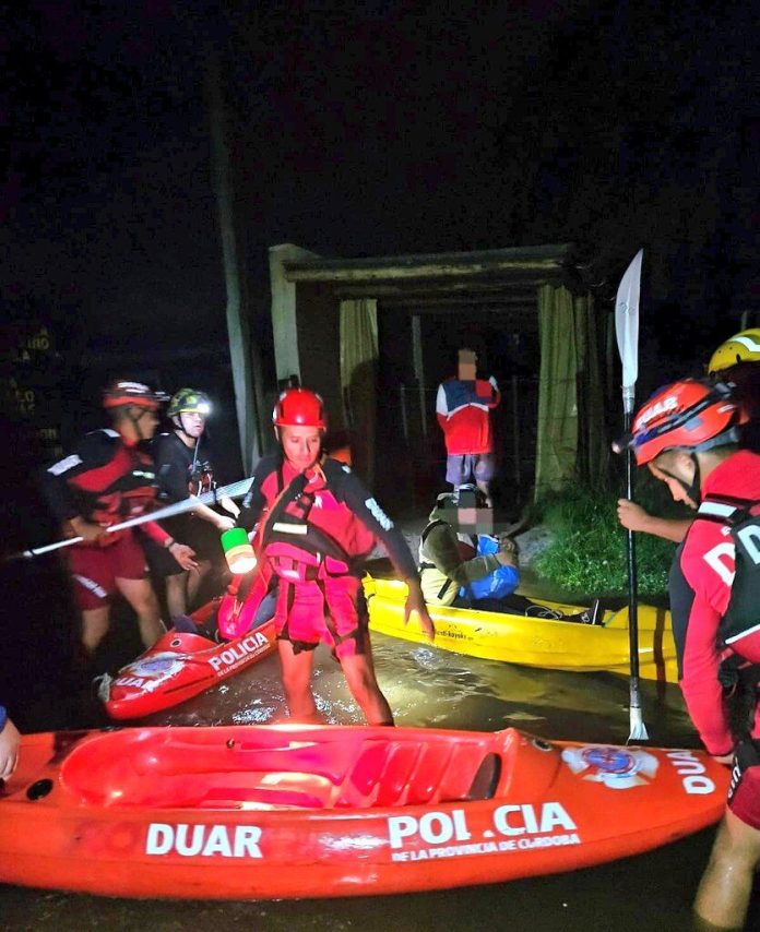 Desbordó un río en Córdoba y evacuaron a varias familias: el agua ingresó a las casas y superó el metro de altura