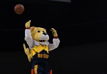 Desde mitad de campo, arriba de una escalera y de espaldas: el increíble tiro de la mascota de Denver que revolucionó la NBA