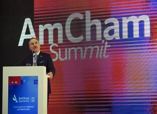 El embajador Peter Lamelas respaldó al Gobierno y arengó a las empresas de Estados Unidos: “El momento de actuar es ahora, inviertan en Argentina”