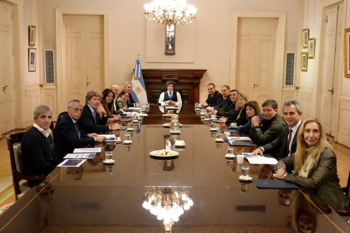 El Gabinete se reúne con intención de retomar la gestión en medio de semanas turbulentas