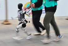 El otro plan para el domingo: mirar la media maratón de Beijing… de robots humanoides