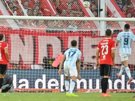El penal que falló Maravilla Martínez y la llamativa reacción del arquero Rey en el clásico Independiente-Racing