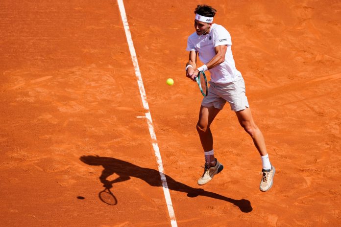 El polémico saque del rival de Tomás Etcheverry que definió el partido en el ATP de Barcelona
