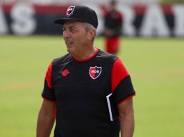 El técnico de Newell’s Frank Kudelka protagonizó un accidente en Rosario: una motociclista resultó herida